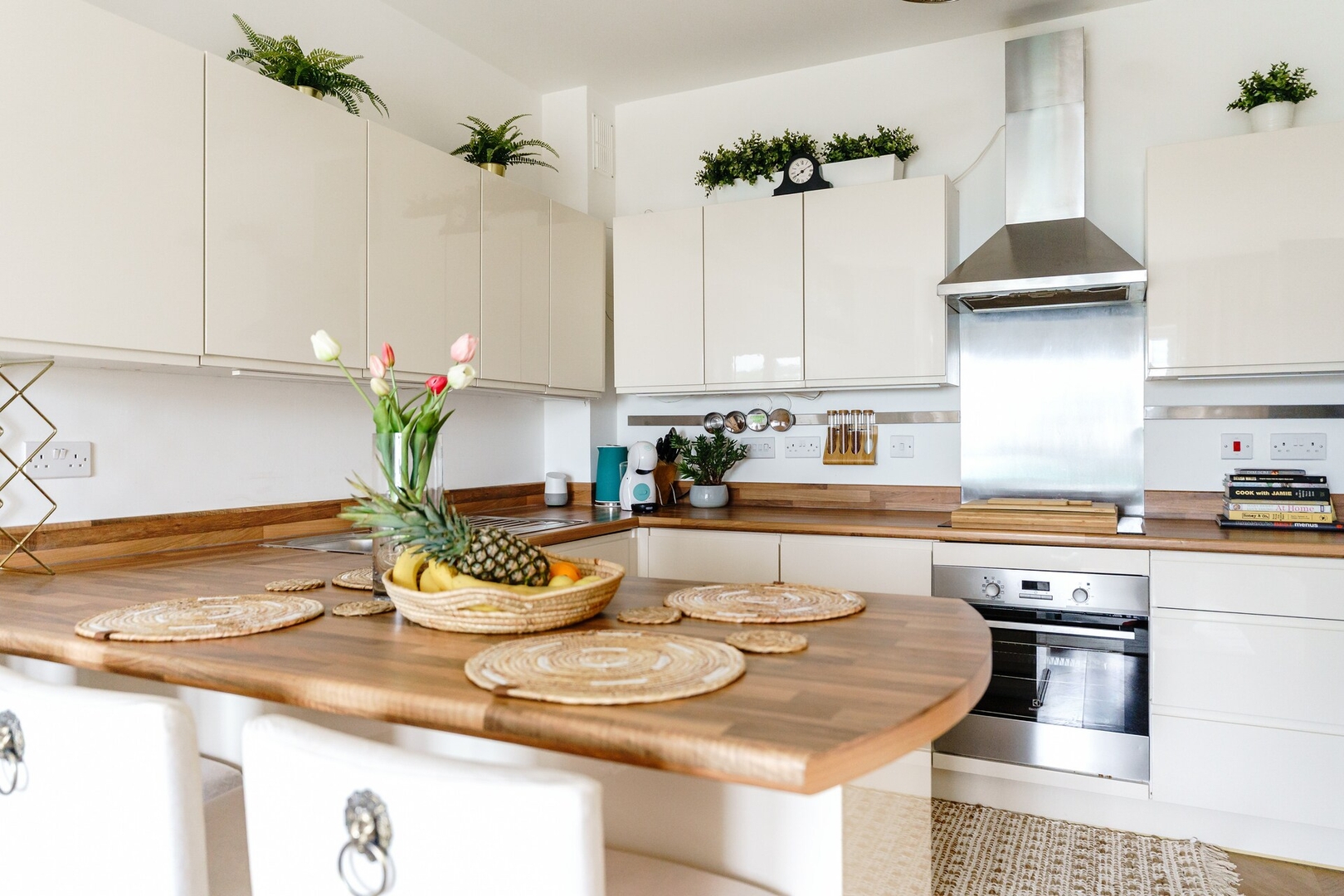 The Riverside Haven – City Centre + Parking in Bathstone Mews NP19 0PY - Property image 15 - VivreStays