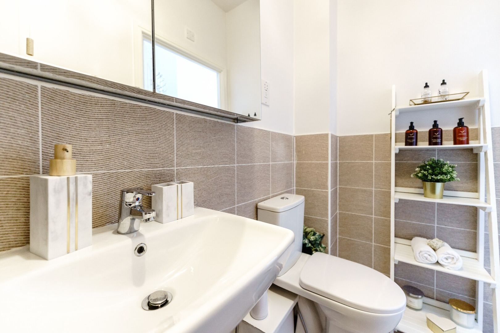 The Riverside Haven – City Centre + Parking in Bathstone Mews NP19 0PY - Property image 87 - VivreStays