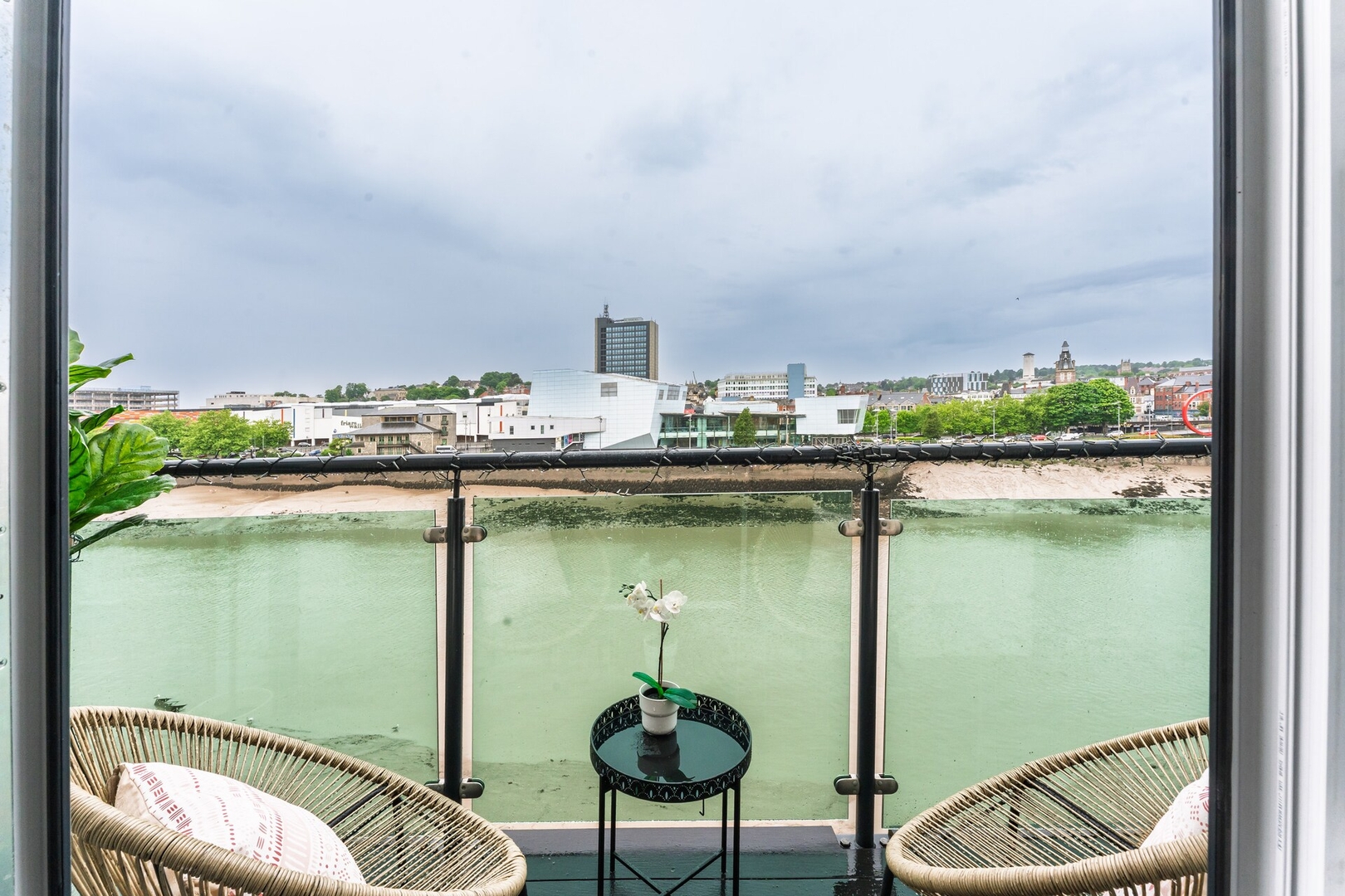 The Riverside Haven – City Centre + Parking in Bathstone Mews NP19 0PY - Property image 60 - VivreStays