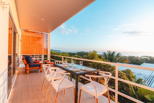 Close to best surf spot, stunning ocean view C