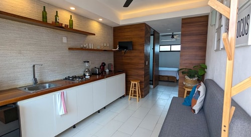 Cozy studio steps from the beach and downtown (2)