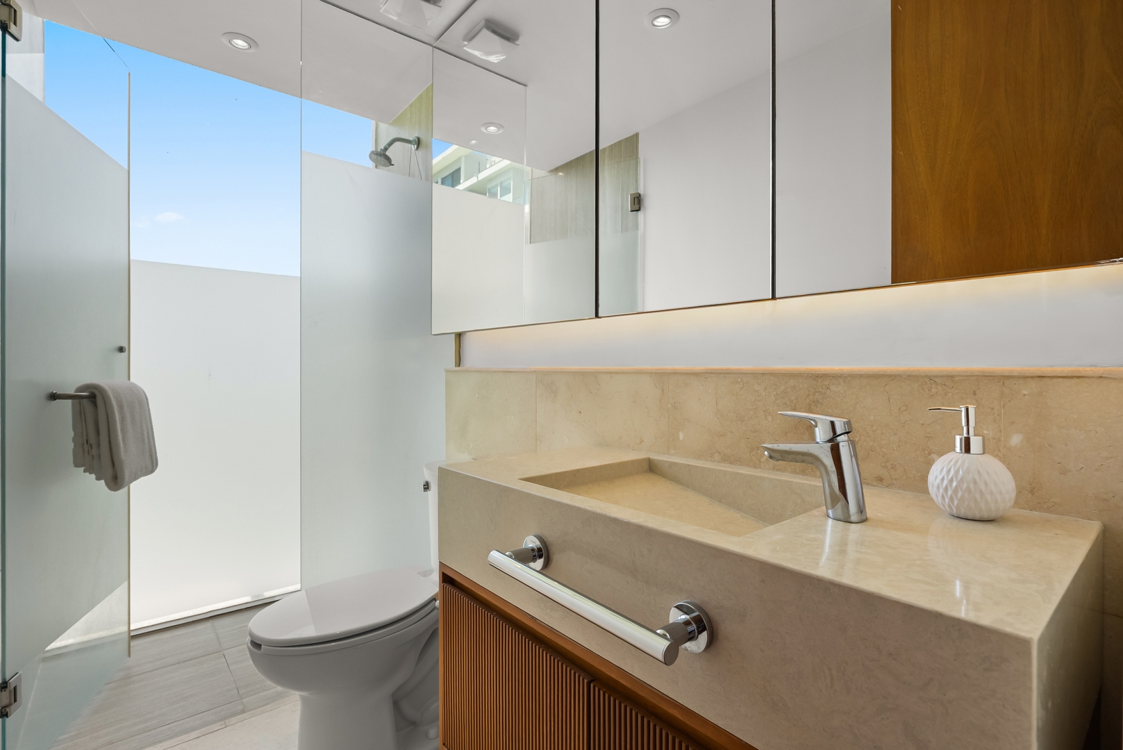 Relaxing Oceanfront Getaway with Balcony 17 VIDA CORAL