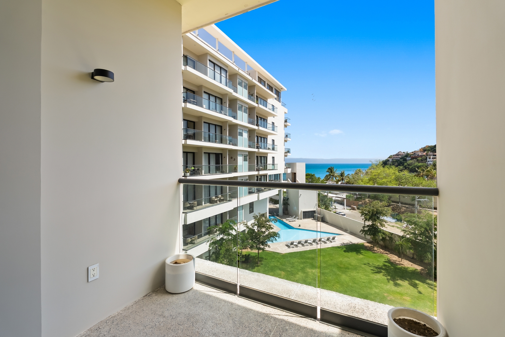 Relaxing Oceanfront Getaway with Balcony 12 VIDA CORAL