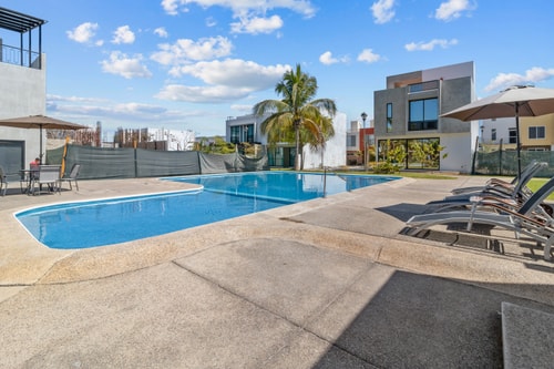 Cozy 2-bedroom house with pool in common area