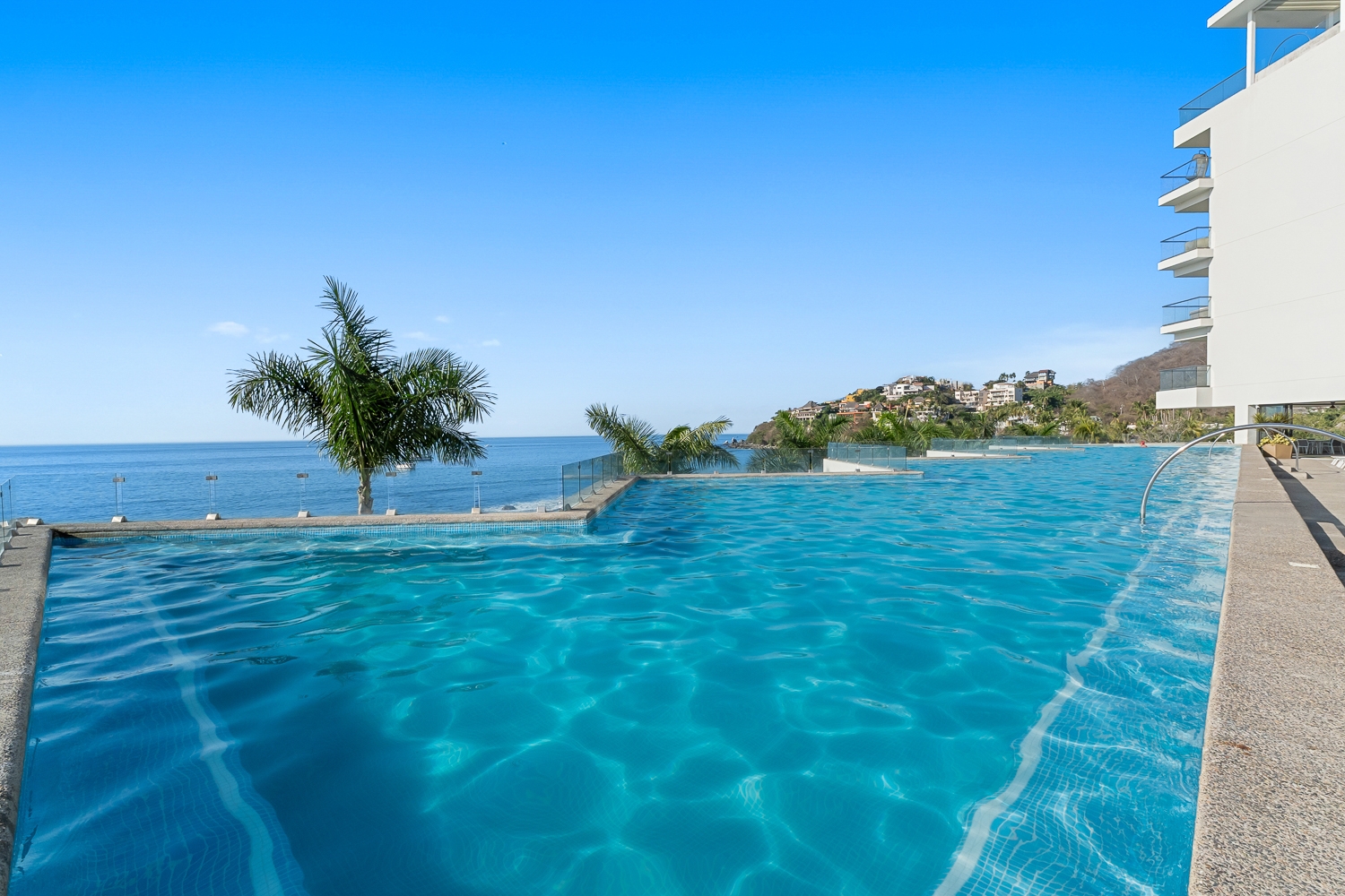 Relaxing Oceanfront Getaway with Balcony 25 VIDA CORAL
