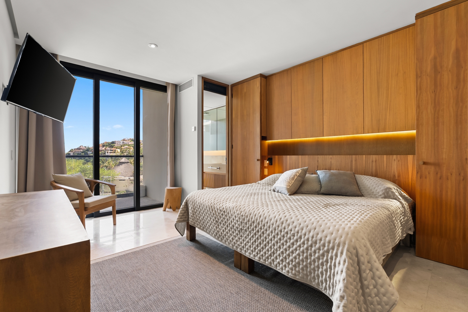Relaxing Oceanfront Getaway with Balcony 13 VIDA CORAL