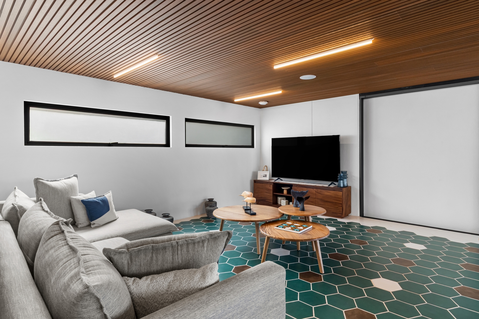 Cozy Modern Condo with Scenic Balcony Views 67 VIDA CORAL