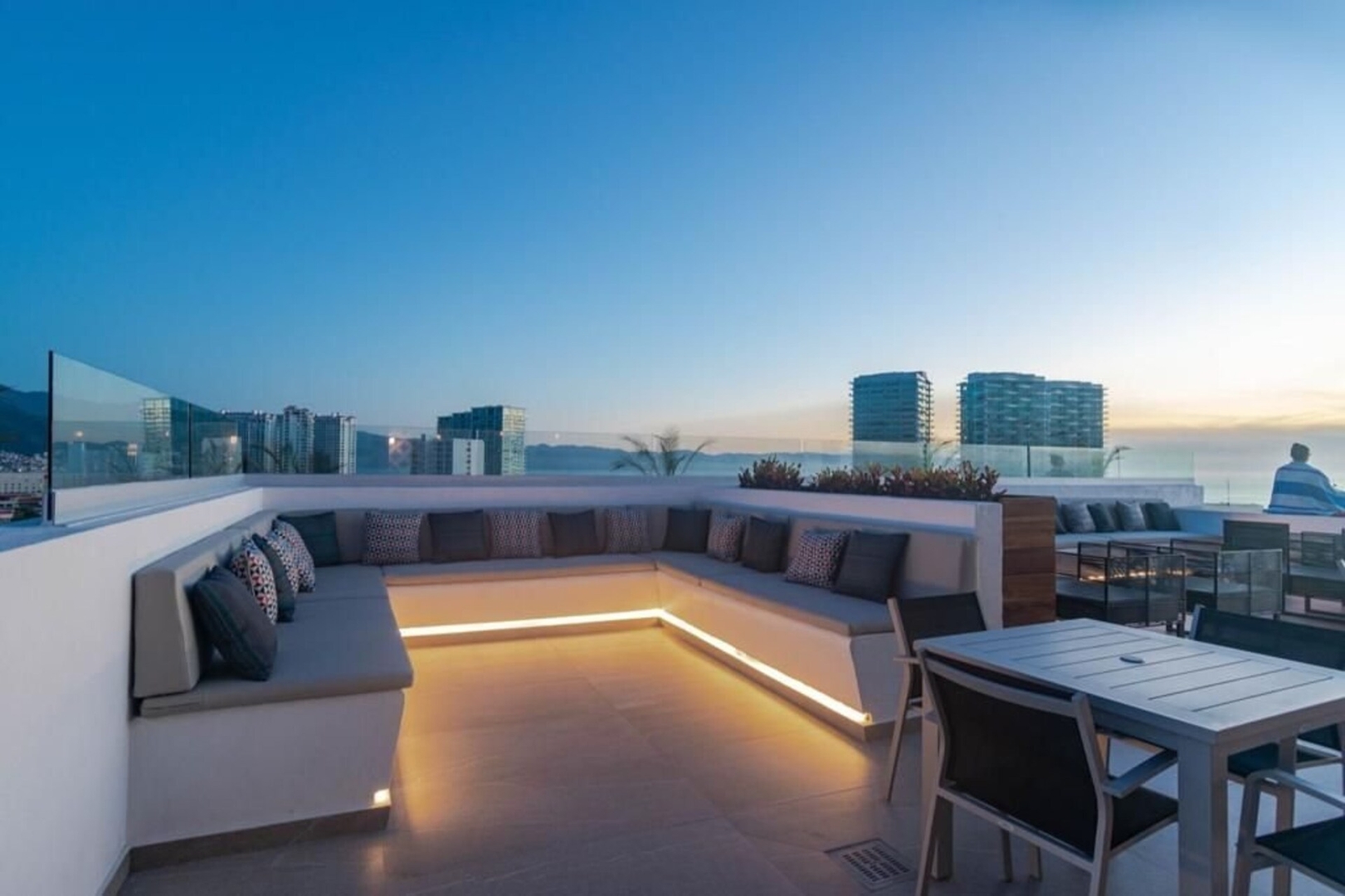 Loft at Zoho Skies | Rooftop Pool & Ocean View 24 VIDA CORAL