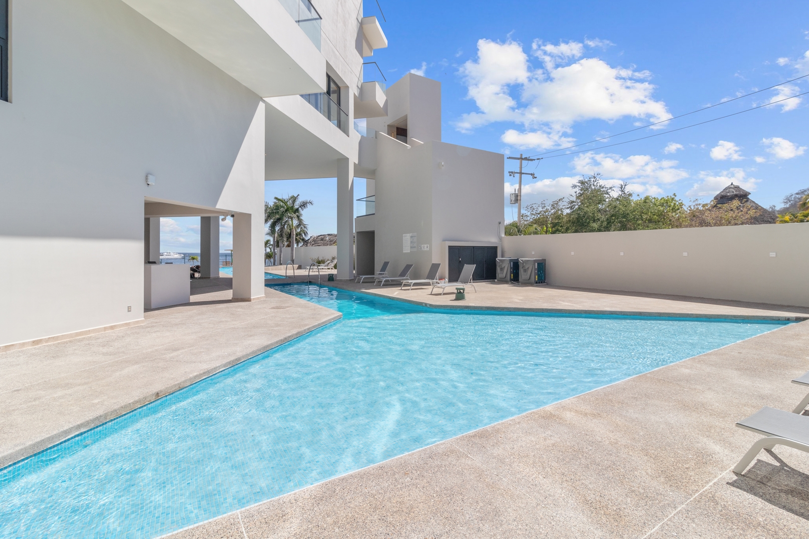 Relaxing Oceanfront Getaway with Balcony 57 VIDA CORAL