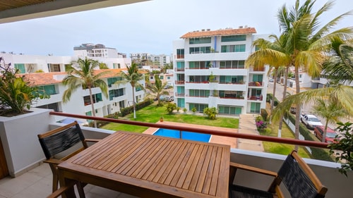 Great location, pool and gardens