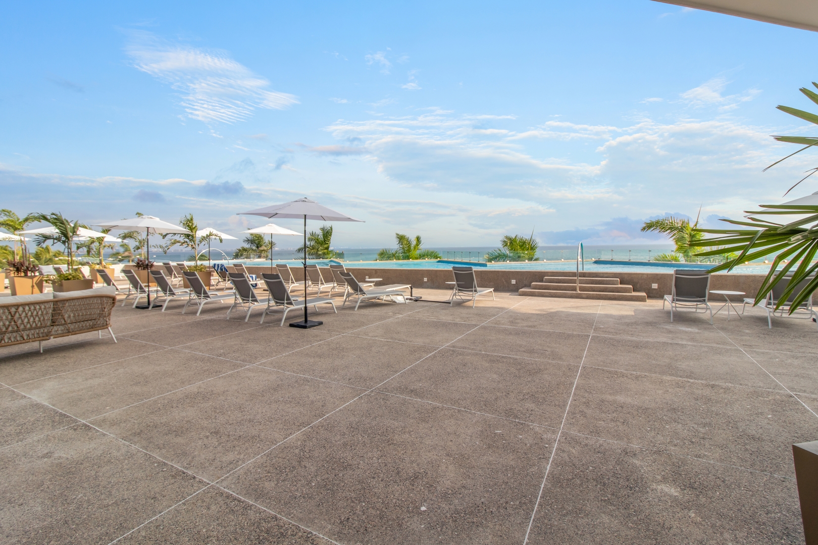 Relaxing Oceanfront Getaway with Balcony 50 VIDA CORAL