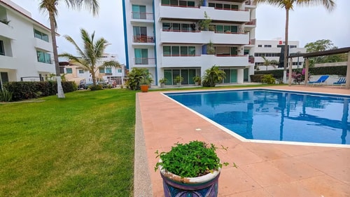 Great location, pool and gardens in Versalles