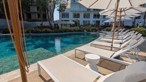 Refugio moderno con albercas y naturaleza