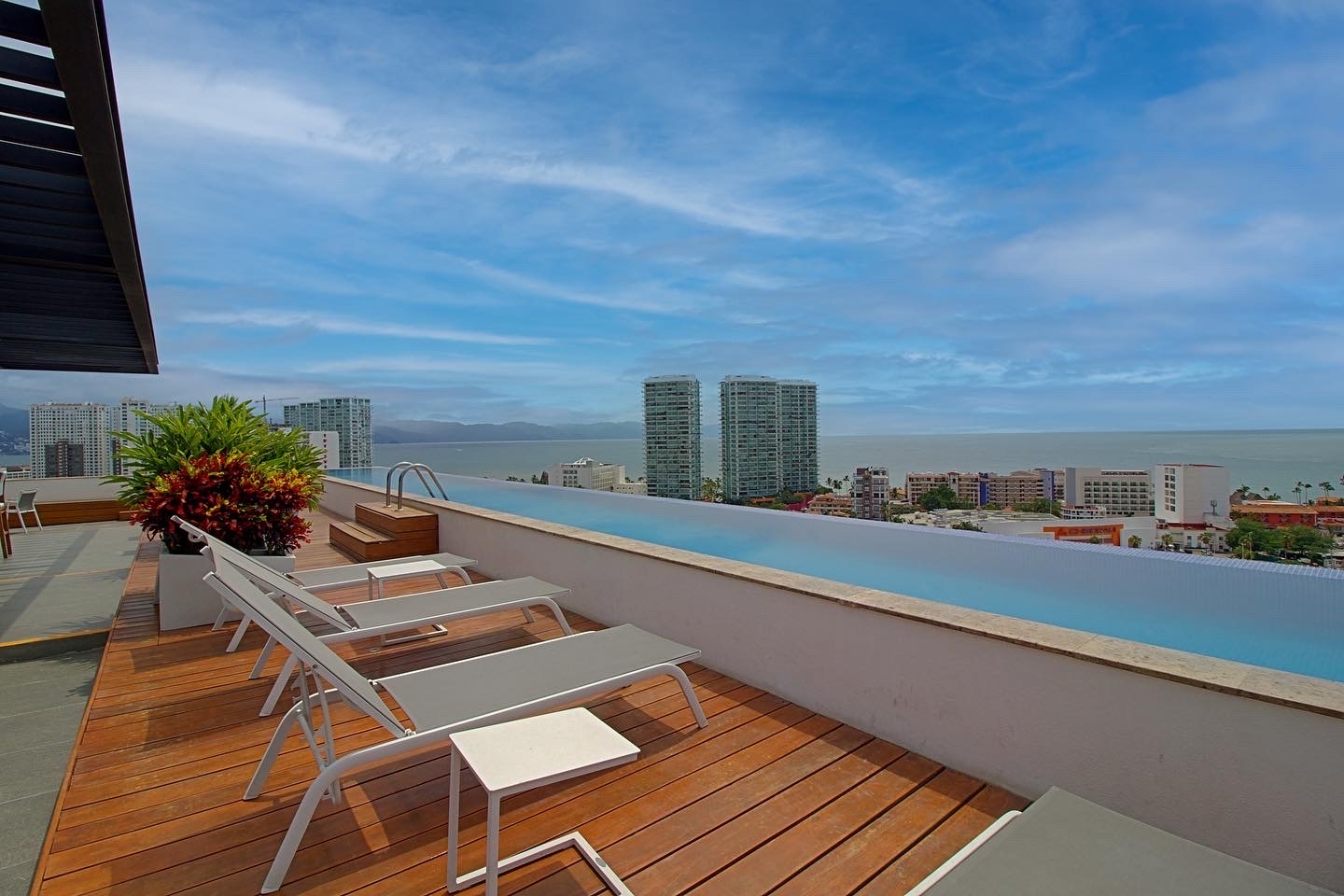 Loft at Zoho Skies | Rooftop Pool & Ocean View 29 VIDA CORAL