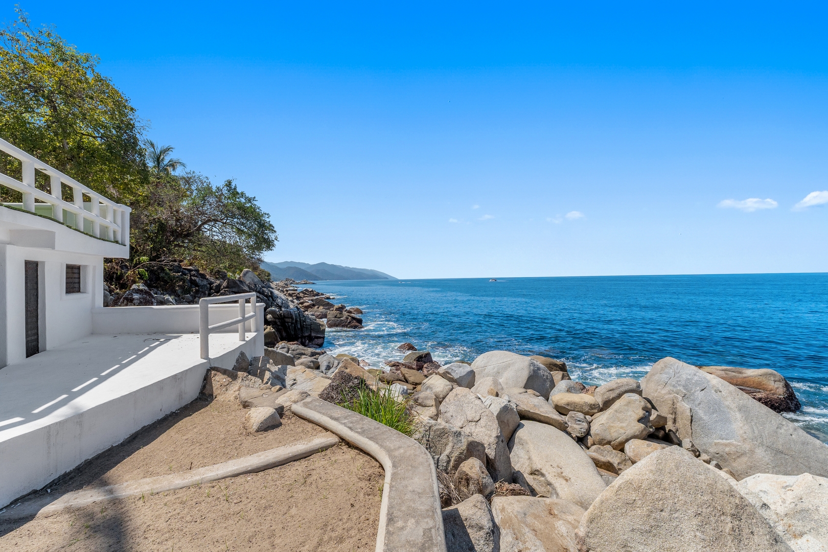 Ocean-View Studio | King Bed & Private Balcony 34 VIDA CORAL