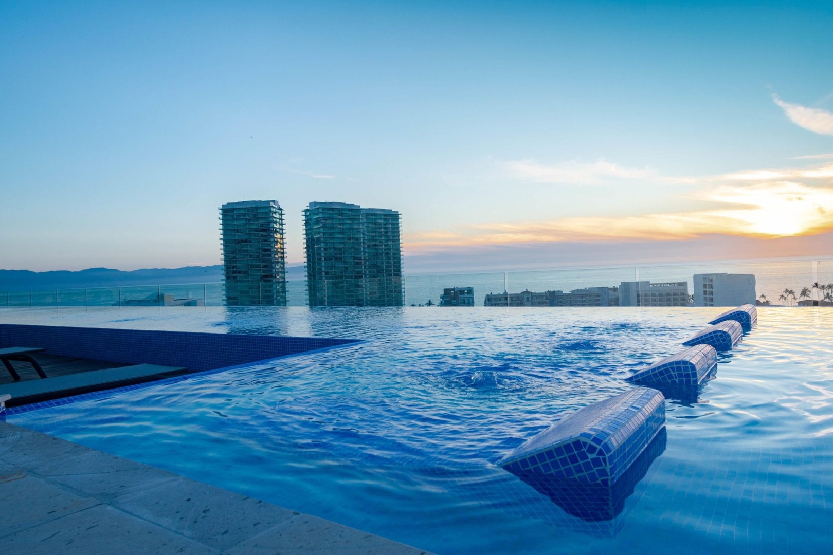 Loft at Zoho Skies | Rooftop Pool & Ocean View 30 VIDA CORAL