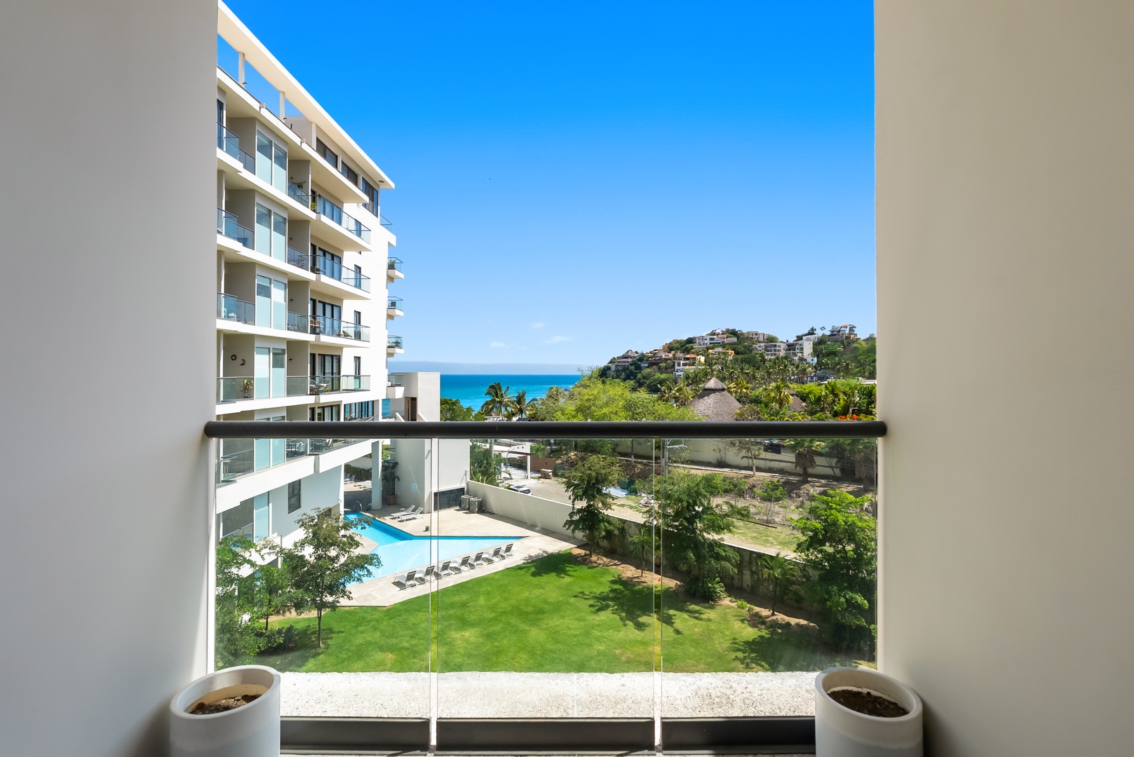 Relaxing Oceanfront Getaway with Balcony 19 VIDA CORAL