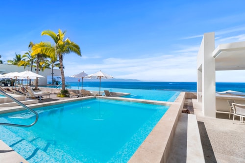 Oceanfront studio with breeze and sun