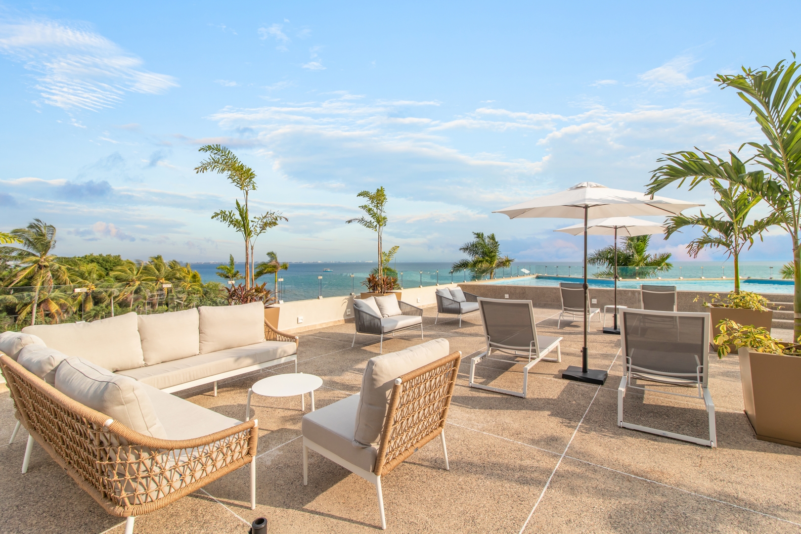 Relaxing Oceanfront Getaway with Balcony 51 VIDA CORAL