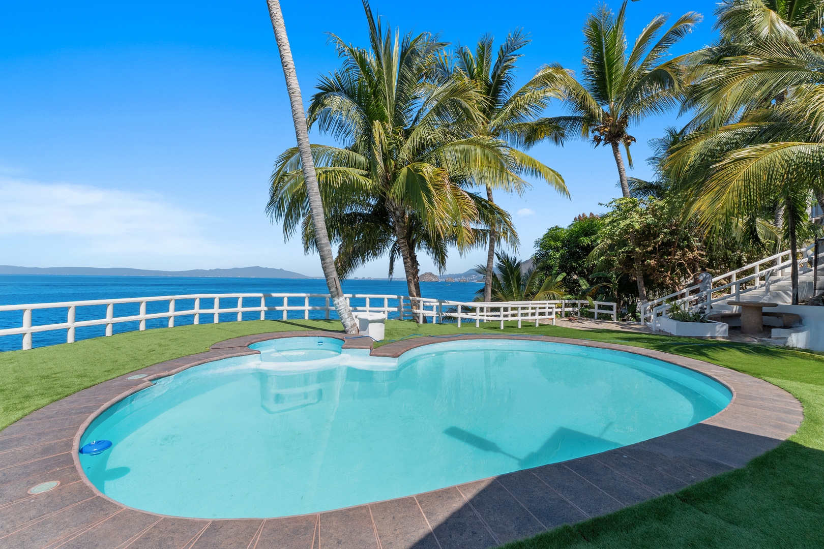 Ocean-View Studio | King Bed & Private Balcony 30 VIDA CORAL