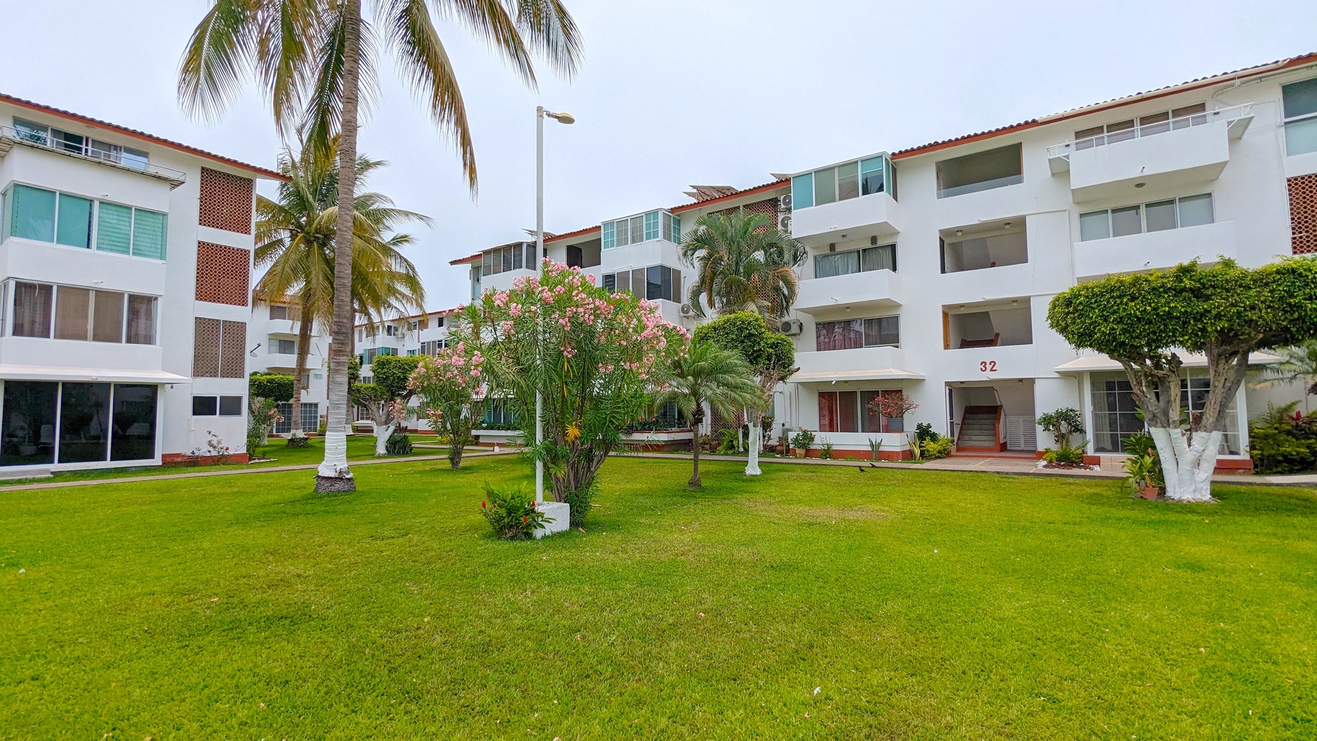 La Marina | 2 Bedrooms, King Bed & Shared Pool 17 VIDA CORAL