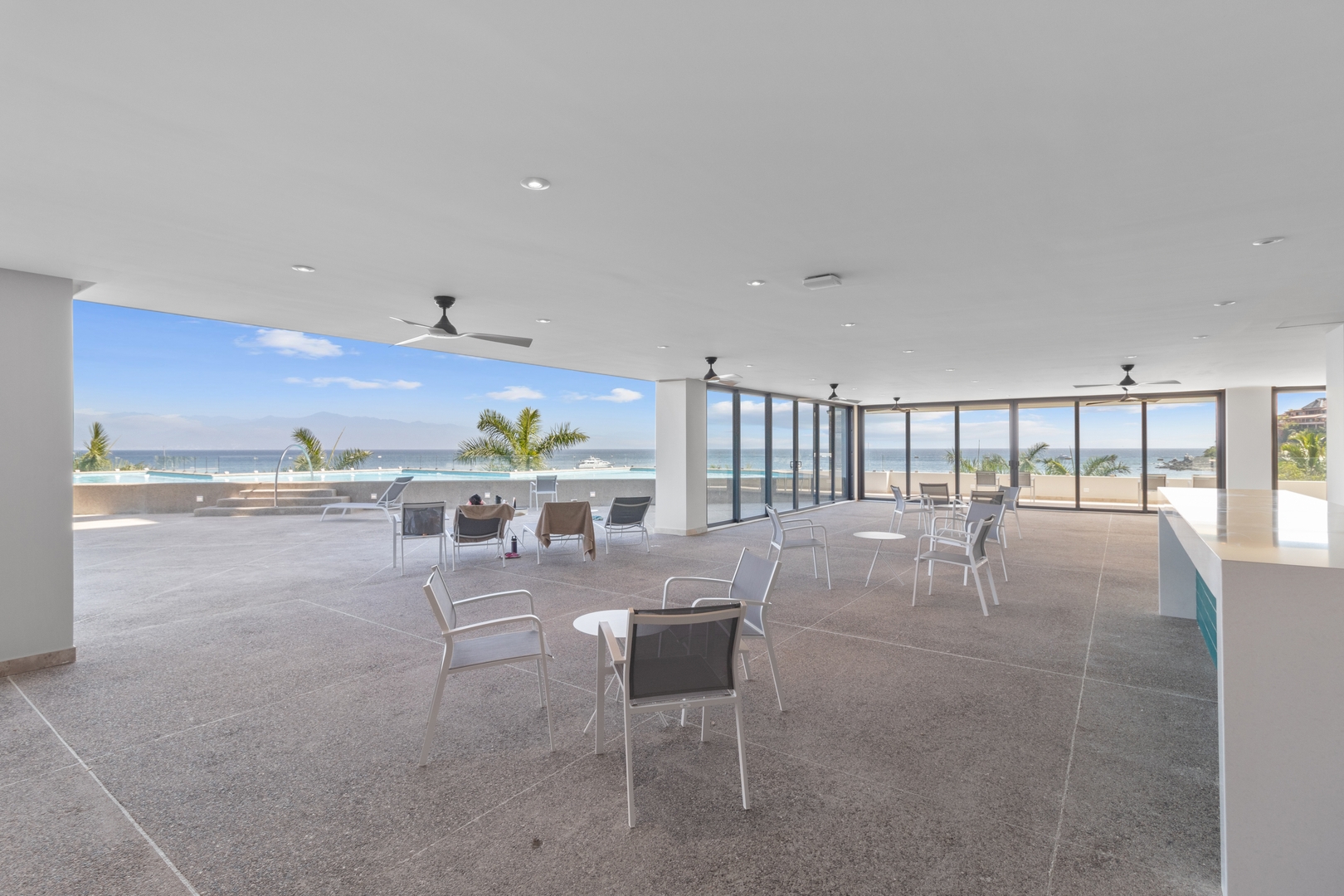 Relaxing Oceanfront Getaway with Balcony 61 VIDA CORAL
