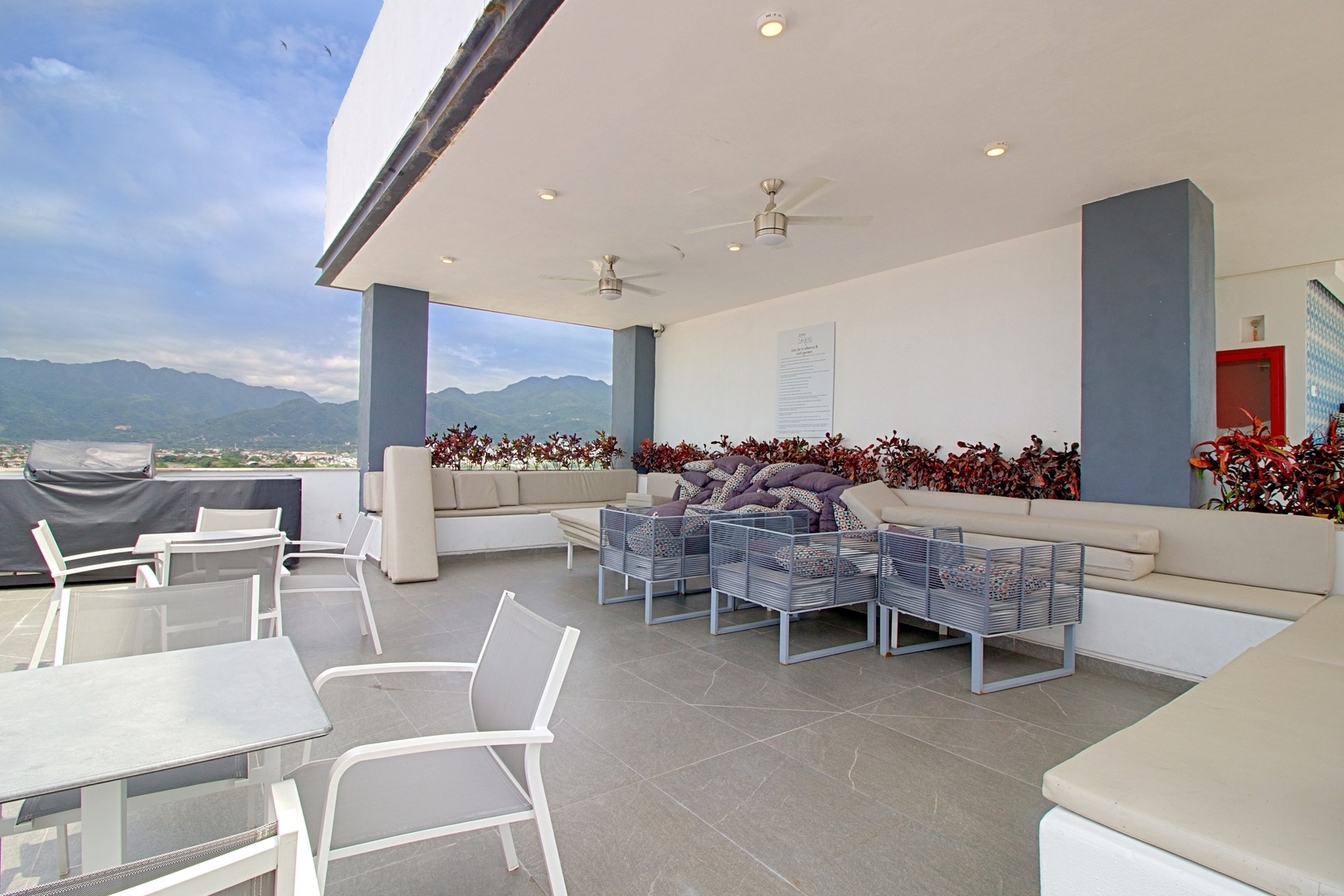 Loft at Zoho Skies | Rooftop Pool & Ocean View 33 VIDA CORAL