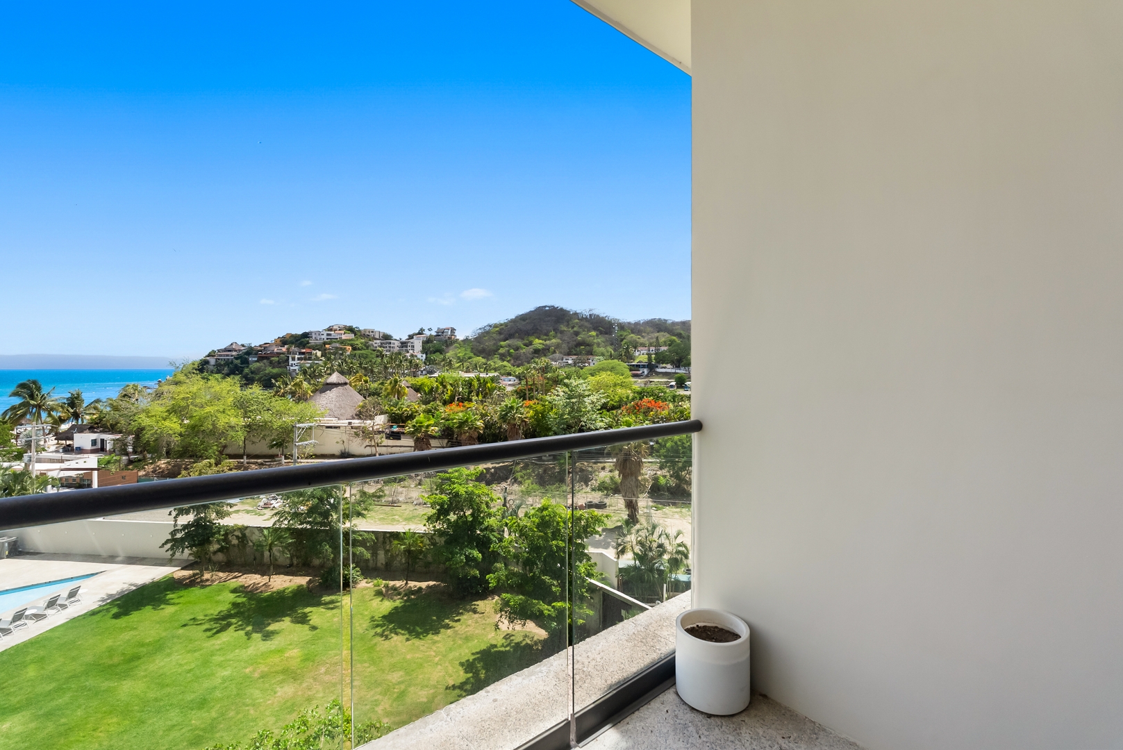 Relaxing Oceanfront Getaway with Balcony 18 VIDA CORAL