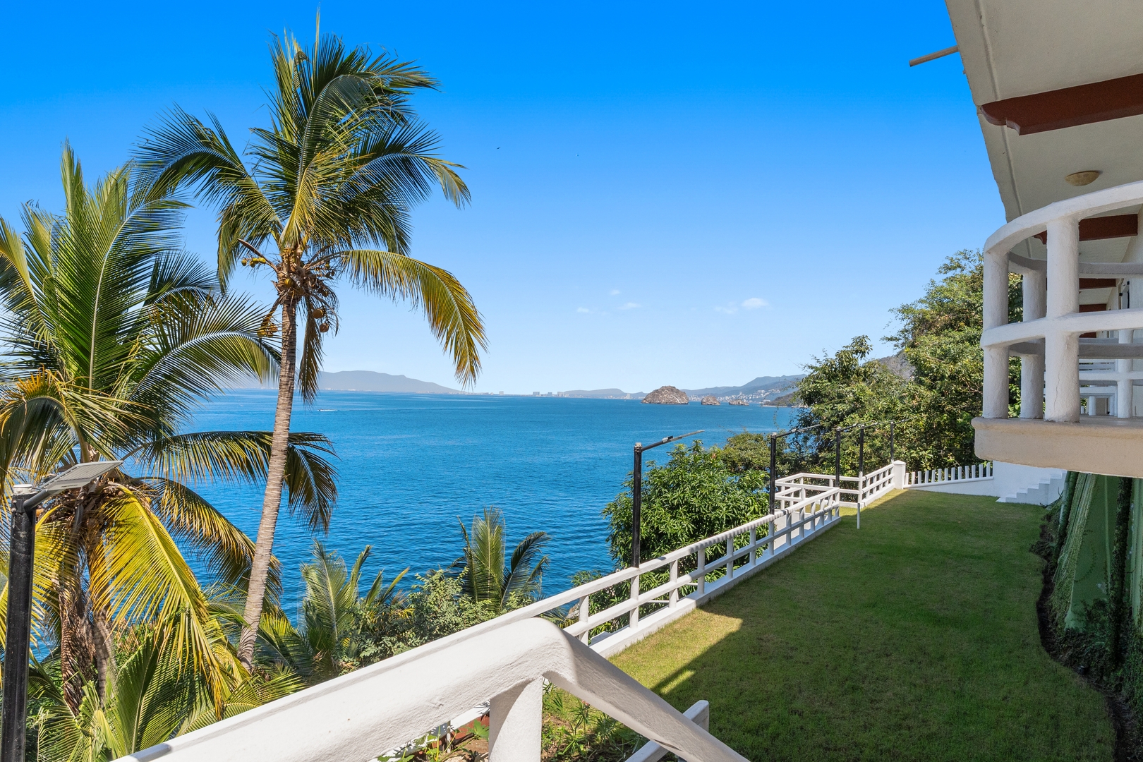 Ocean-View Studio | King Bed & Private Balcony 23 VIDA CORAL