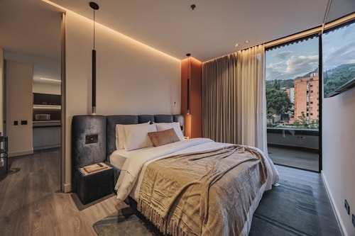 Nock Building Two-Bedrooms 702 Bath tub + Jacuzzi