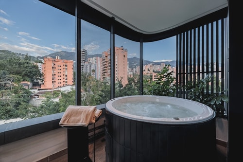 Nock Building Two-Bedroom 502 Bath tub +Jacuzzi