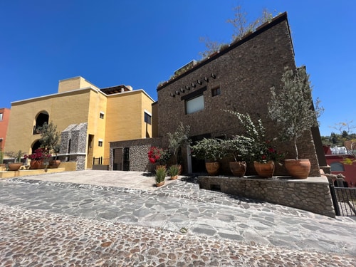 Spacious Apt w/ Terrace | Central and Familiar 29 Destyna