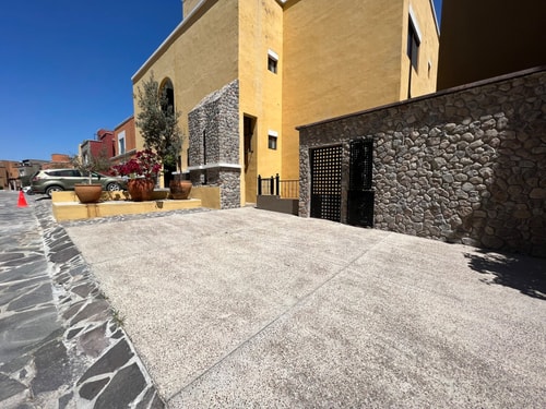 Spacious Apt w/ Terrace | Central and Familiar 36 Destyna