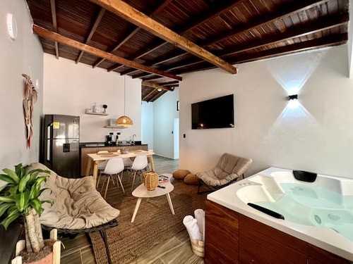 Cumbiana 3Bed/3Bath with Hot Tub/Main Provenza St.