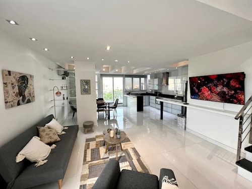 Exclusive 2Bed/2Bath PH, Steps from Mall Viva.