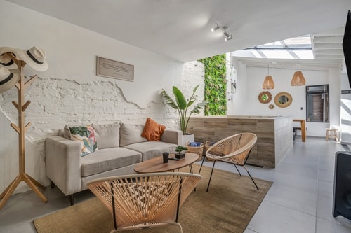 NOWA Apt | Large Jacuzzi & A/C on Main Provenza St