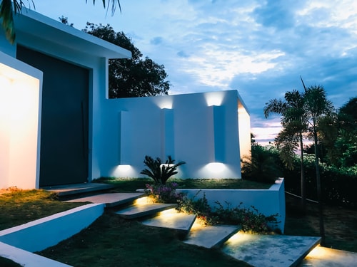 Modern House With Pool 1 INUS LIFE
