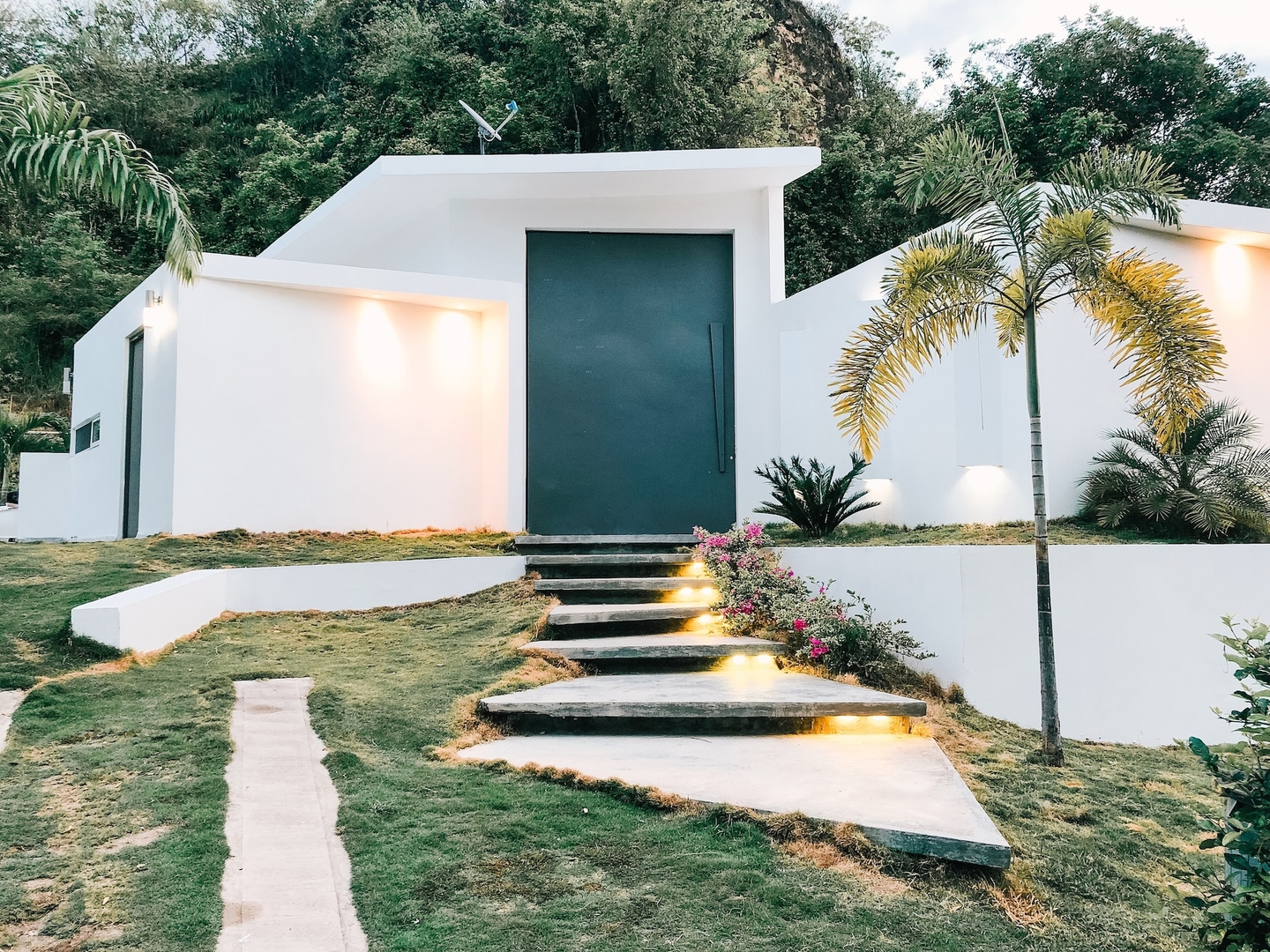 Modern House With Pool INUS LIFE