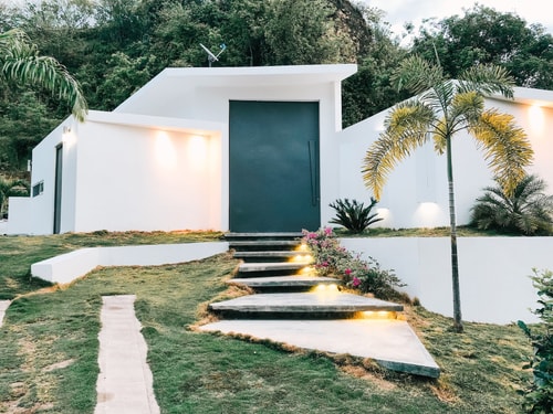 Modern House With Pool 0 INUS LIFE
