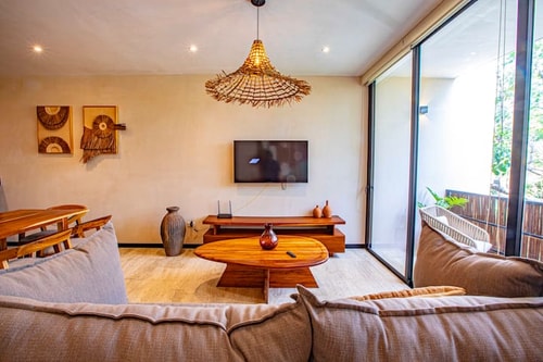 Digital Nomad's Condo with Big Pool and Full Gym!