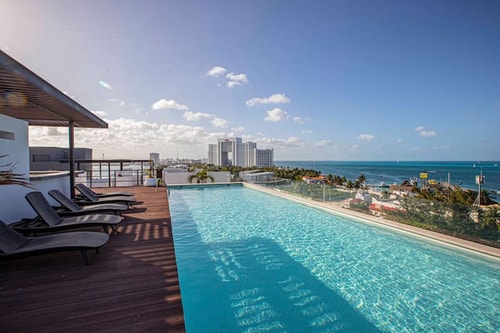 Stunning New Condo with Rooftop pool at Hotel Zone