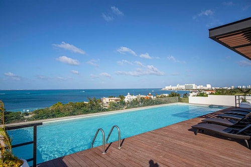 Stunning 1BR Condo with Rooftop pool at Hotel Zone