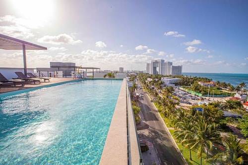 Epic 3br Condo in the Hotel Zone with Lagoon View