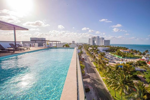 Epic 2br Condo in the Hotel Zone with Lagoon View