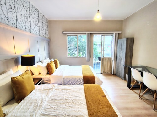 Great room with 2 beds close to Reforma!