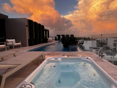Oasis in Playa del Carmen with Pool + Jacuzzi!