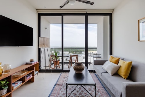Stunning Lagoon view, pool and gym!