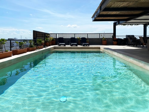 Tropical Refuge with Pool: Up to 3 People.