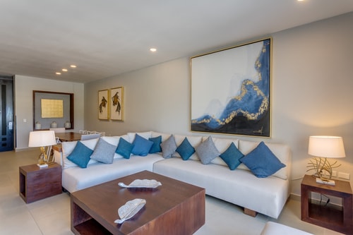 2 Bedroom Apt Steps from 5th Av & The Beach