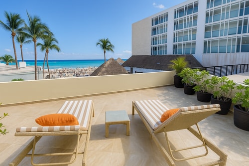 Private Pool - Prime Location Steps from the Beach